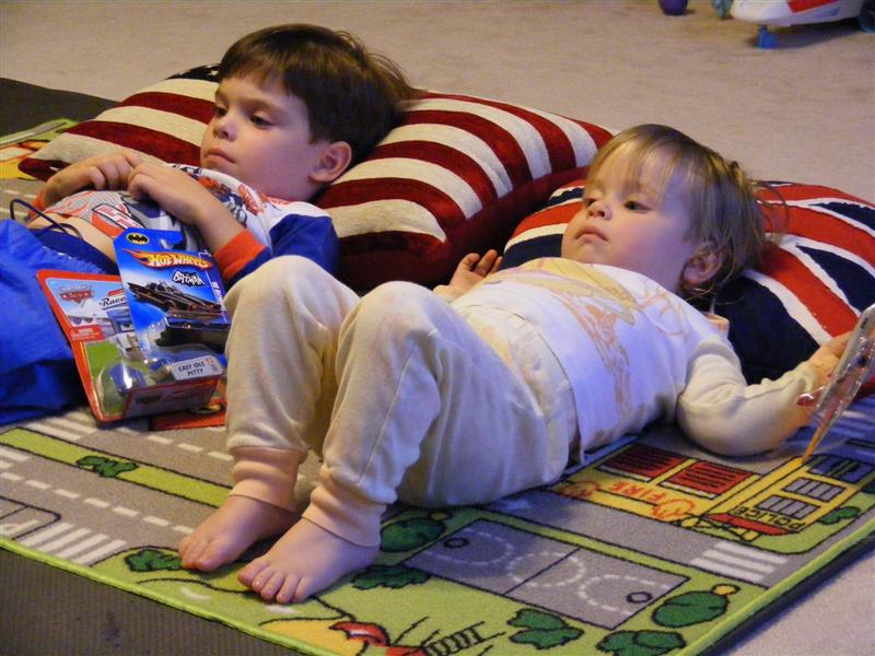 Jess_StoryTimeWAlexNMummy (7).JPG - ...I should say stortytime and NEW toys with Mummy!